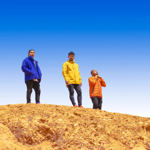 ดาวน์โหลดและฟังเพลง Nissan (Explicit) พร้อมเนื้อเพลงจาก Midnasty