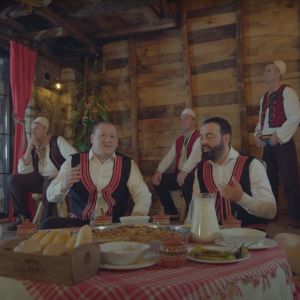 Dengarkan lagu Çana Kalaja nyanyian Adem Ramadani dengan lirik