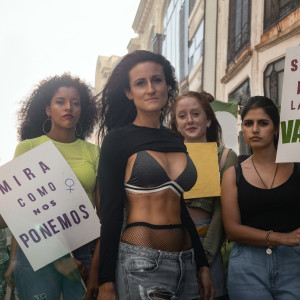 Dengarkan Mirá Cómo Nos Ponemos lagu dari Victoria Solé dengan lirik