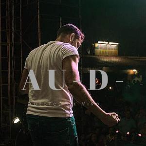 Listen to Tu Mejor Error (En Vivo) song with lyrics from AU-D
