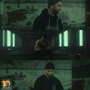 收聽Amir Khalvat的Hagh Roo Gardan歌詞歌曲