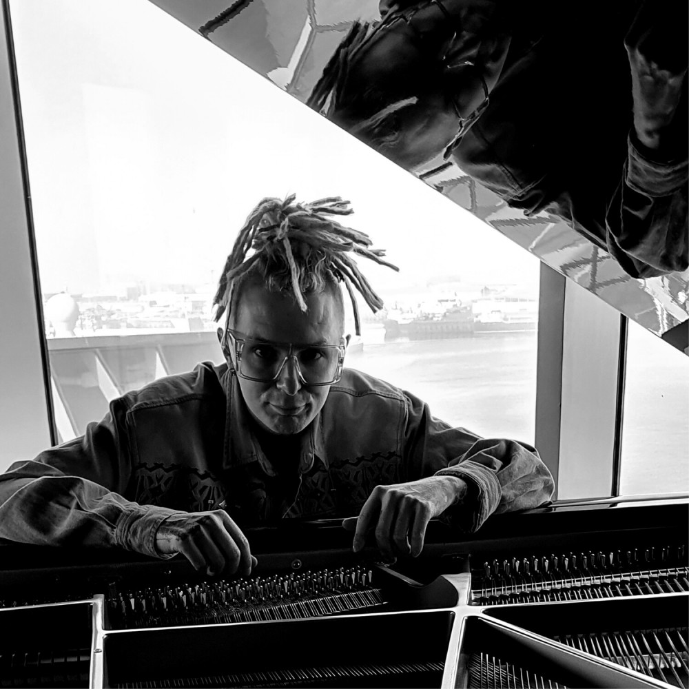 Við svífum (Explicit)