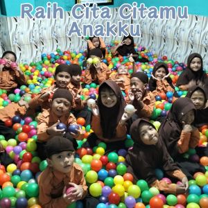 Listen to Raih Cita Citamu Anakku song with lyrics from Siti Aisyah