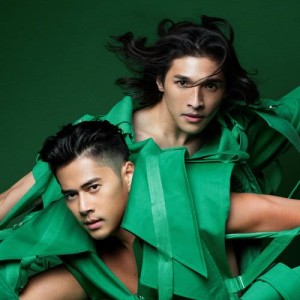 ดาวน์โหลดและฟังเพลง 老花前必做十件事 พร้อมเนื้อเพลงจาก Shine