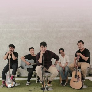 Dengarkan lagu Pergilah P.H.P (Acoustic Version) nyanyian Story Of Tomorrow dengan lirik