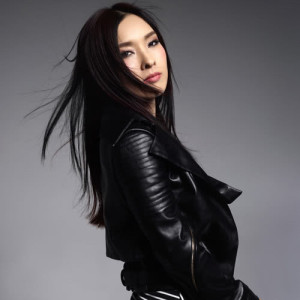 Listen to 偷偷地愛上 song with lyrics from 胡维纳