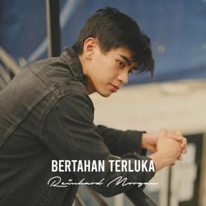 Dengarkan lagu Bertahan Terluka nyanyian Reinhard Morgan dengan lirik