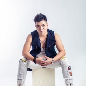 收听张延的中国之星（豪爵摩托主题歌） (伴奏)歌词歌曲