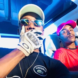 ดาวน์โหลดและฟังเพลง Acima de Nós Só Deus พร้อมเนื้อเพลงจาก Mc neguinho jd