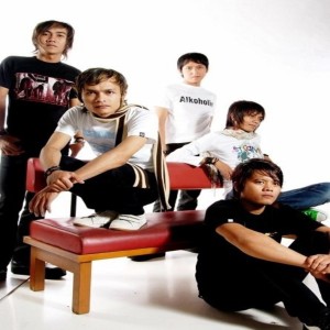 Dengarkan Memang Pantas lagu dari Velvet Band dengan lirik