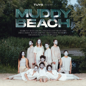 Dengarkan Muddy Beach lagu dari Tuys dengan lirik