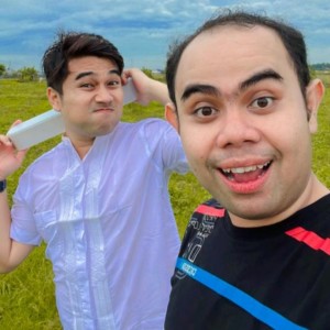 Dengarkan lagu Suasana hari raya nyanyian Erwin Firman dengan lirik
