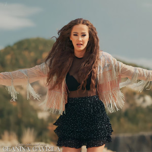 Listen to Câinii Latră, Ursul Merge song with lyrics from Geanina Gavrilă