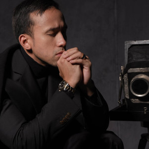Listen to Dalam Kesemuan song with lyrics from Maruli Tampubolon