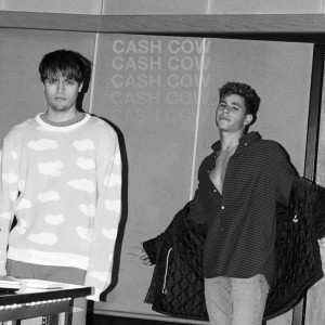 ดาวน์โหลดและฟังเพลง Cash Cow พร้อมเนื้อเพลงจาก Pretty Pacc