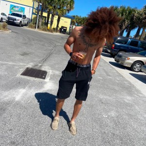 Dengarkan lagu Heart of the city (feat. WiccidLo) (Explicit) nyanyian Bank$ dengan lirik