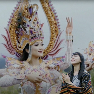 Listen to OM DEWI SARASWATI song with lyrics from Sasha Yusha