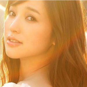 Dengarkan lagu Meng Qian Nian Zhi Lian nyanyian Kym Jin dengan lirik