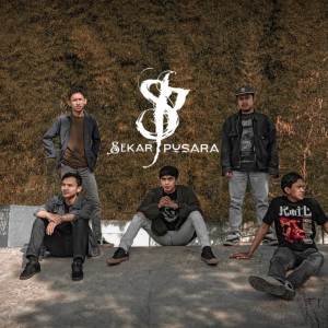 ดาวน์โหลดและฟังเพลง Aku Bukan Mesin (Explicit) พร้อมเนื้อเพลงจาก Sekar Pusara