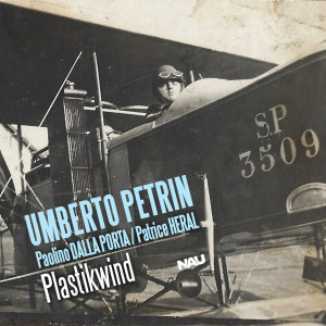 收听Umberto Petrin的Looking at the Moon歌词歌曲
