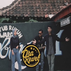 ดาวน์โหลดและฟังเพลง Ikhlas Dewe พร้อมเนื้อเพลงจาก OraRewel