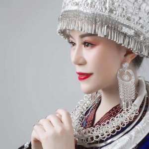 Dengarkan lagu 芦笙夜歌 (Demo) nyanyian 朵久央 dengan lirik