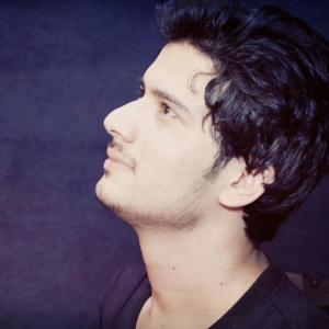 Dengarkan lagu Judaay nyanyian Waqas Khan dengan lirik