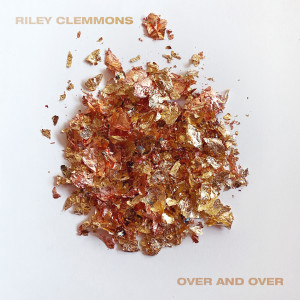 收聽Riley Clemmons的Over And Over歌詞歌曲