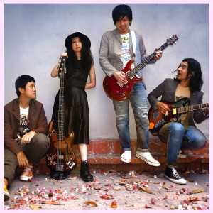 收聽อาร์ไนน์的เธอคือรัก (เพลงประกอบละคร จุดนัดภพ)歌詞歌曲