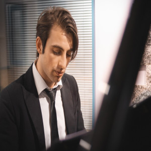 Listen to Elegante song with lyrics from Niccolò De Santis