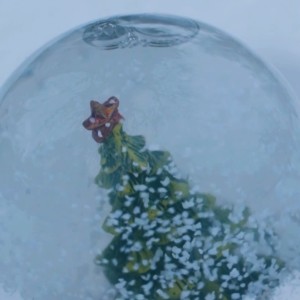 Listen to 初雪 (cover: EXO) (完整版) song with lyrics from 朵芊