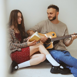 Listen to Якщо пообіцяєш мені song with lyrics from Женя і Катя