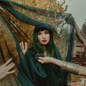 收聽Lux Lawless的SALT (feat. Matt McJunkins)歌詞歌曲