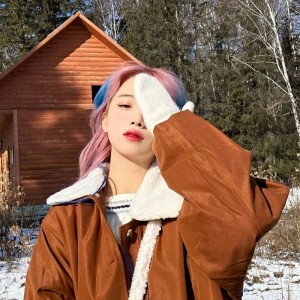 Dengarkan Knight (Remix) lagu dari Six Nine dengan lirik