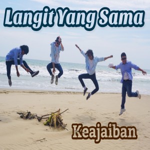 Dengarkan lagu Langit Yang Sama nyanyian Keajaiban dengan lirik