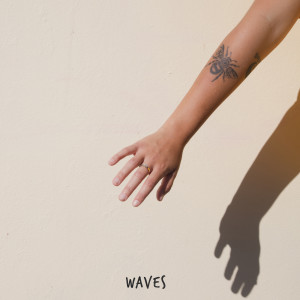 ดาวน์โหลดและฟังเพลง Waves พร้อมเนื้อเพลงจาก Paige