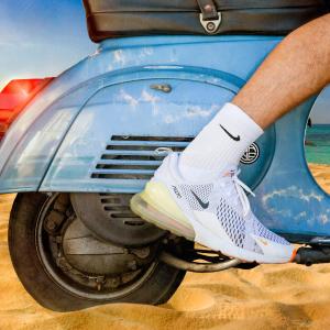 ดาวน์โหลดและฟังเพลง Warm-Up (Explicit) พร้อมเนื้อเพลงจาก Saint Lorent