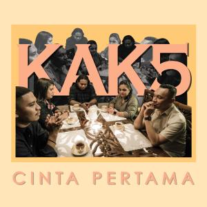 Dengarkan Cinta Pertama lagu dari KAK5 dengan lirik