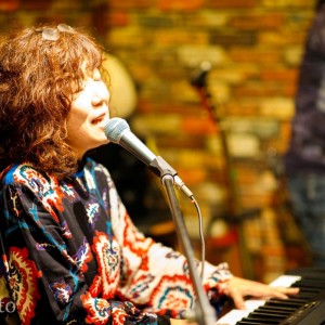 ดาวน์โหลดและฟังเพลง シブトイオンナ พร้อมเนื้อเพลงจาก maki kimura