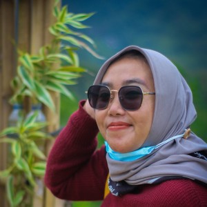 ดาวน์โหลดและฟังเพลง Cinta Dalam Diam พร้อมเนื้อเพลงจาก Fey Perianata