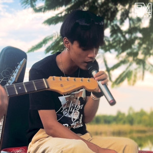 Dengarkan lagu รักใครก็ผิดหวัง (Live Session) nyanyian WanMai dengan lirik