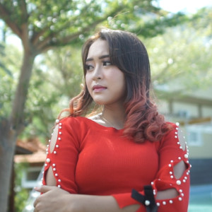 Dengarkan lagu Kenangan nyanyian Luluk Darara dengan lirik