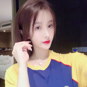 Dengarkan lagu 只有我守着安静的沙漠 nyanyian 心兮 dengan lirik