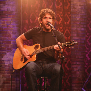 收聽Billy Currington的Must Be Doin' Somethin' Right (CMT 330 Sessions)歌詞歌曲
