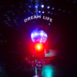 Dengarkan Dream Life lagu dari Alex Cherney dengan lirik