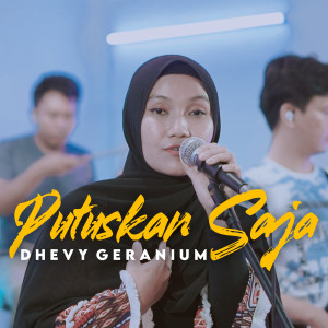 Dengarkan Putuskan Saja lagu dari Dhevy Geranium dengan lirik