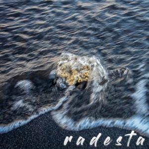 收听Radesta的Maafkan歌词歌曲