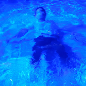 收听Atlesta的Essential Love歌词歌曲