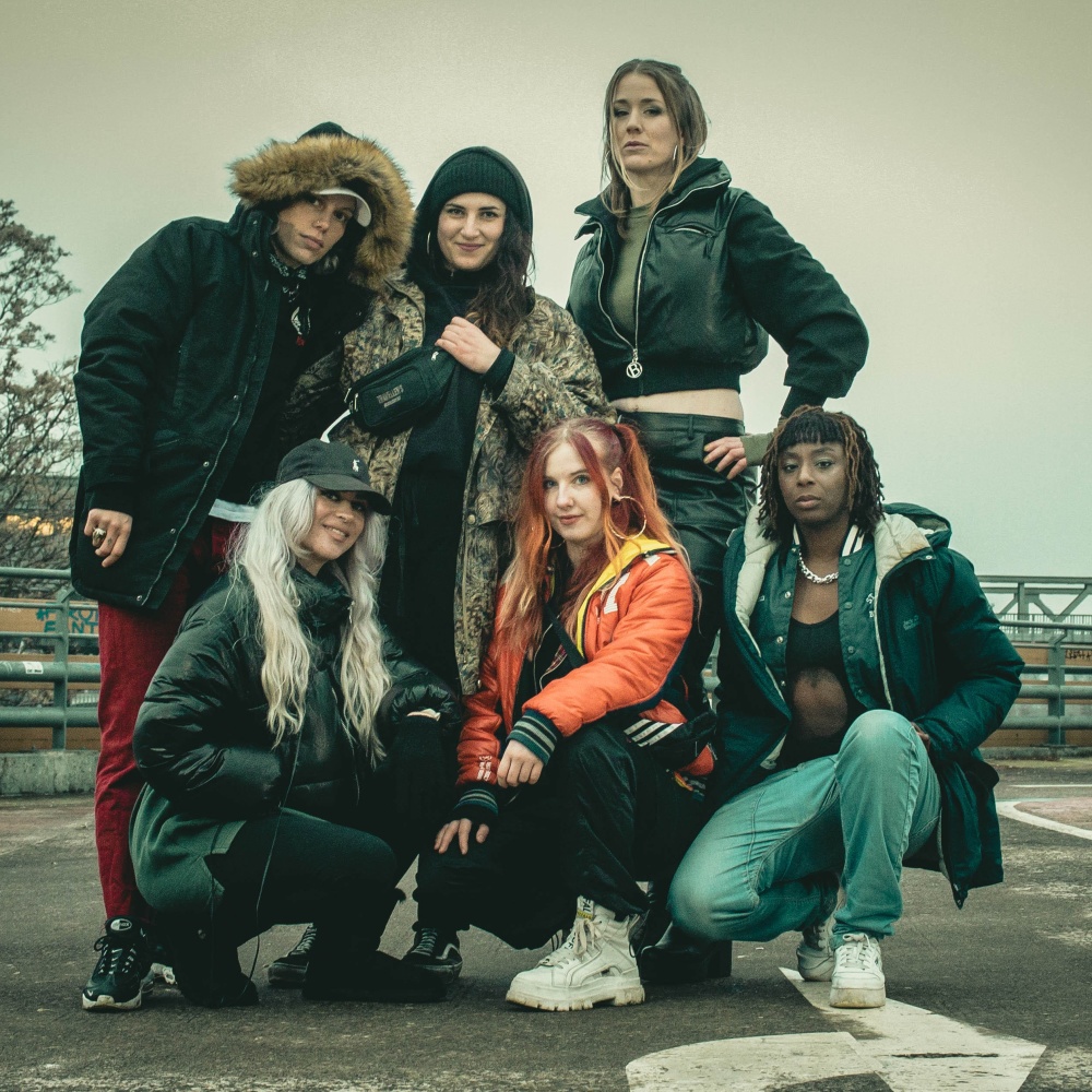 Nie wieder Tiefpunkt (feat. Sera Kalo, teena.Ti, Alice Dee, Nika, Sorah & Double Ann) (Explicit)