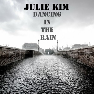 收聽쥴리 김 (Julie Kim)的Dancing in the Rain歌詞歌曲
